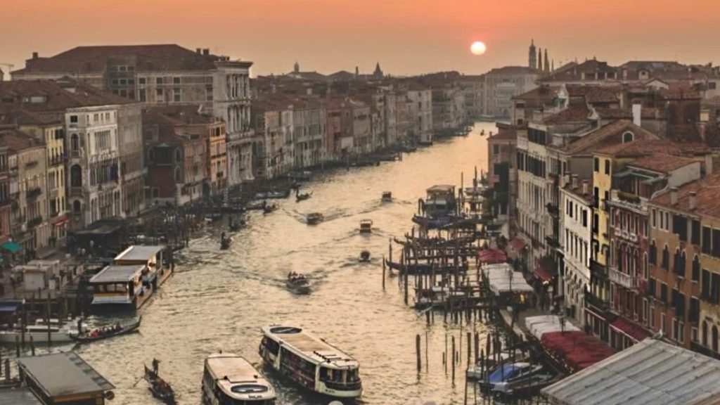 Evening sets in on the Grand Canal.